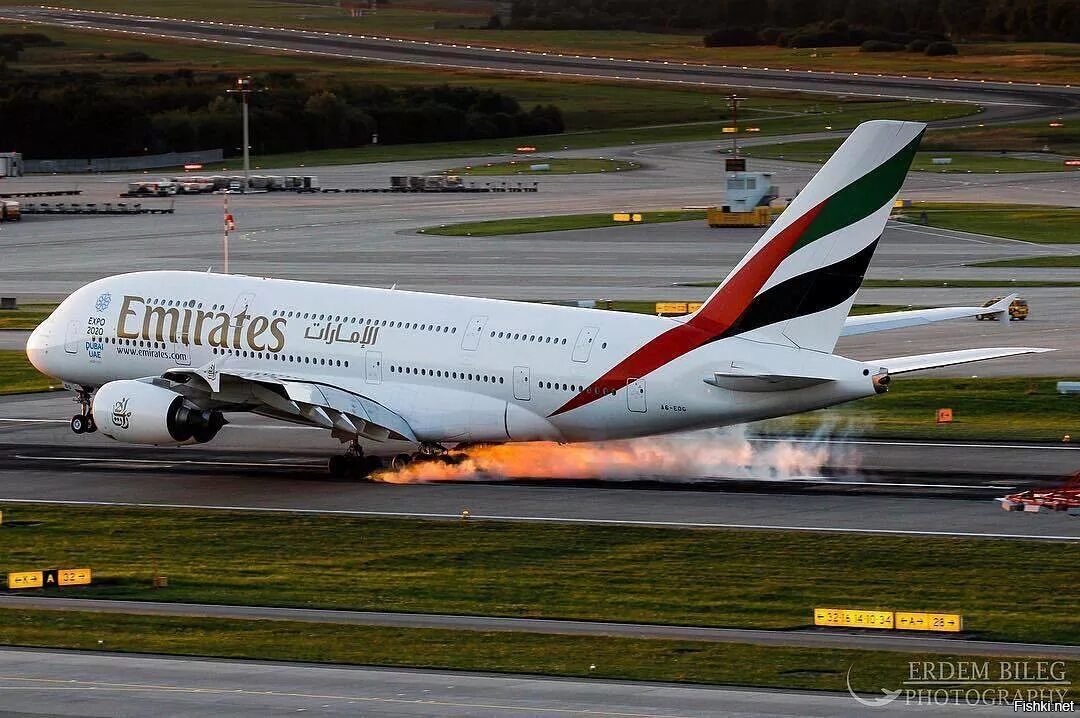 Airbus a 380. Эйрбас 380. Airbus a380 900 Neo. А380 и а320 рядом. Эйрбас а380 двигатели.