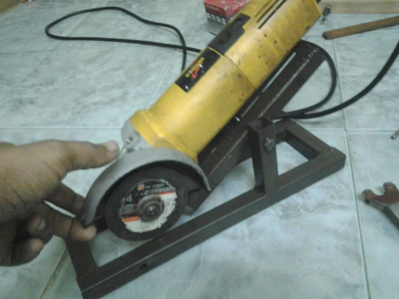 УШМ циркулярка 125 крепление. Стойка для болгарки. Making Angle Grinder Stand.. Циркулярка из болгарки 125. Циркулярка из болгарки 125 Макита. Самодельная ушм