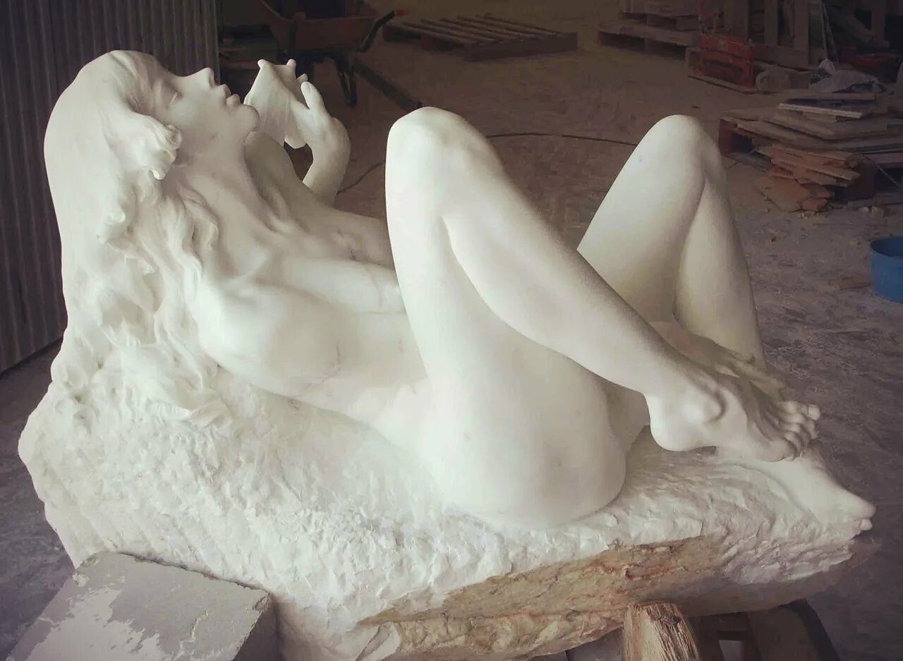 Скульптура девушки с поднятой ногой. Голова кейт мосс марк икуинн. Ноги греческих статуй. Скульптура "сладкие сны" из каррарского мрамора, 1892 г. Статуя гимнастки.