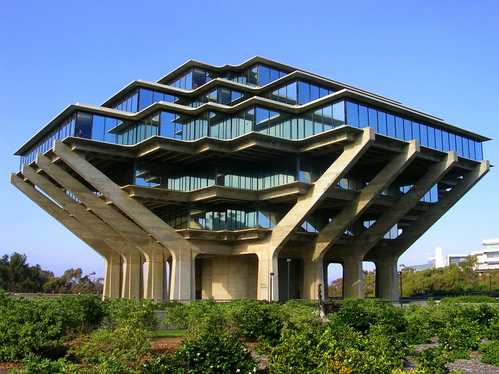 Unusual buildings. Библиотека Гейзеля в Сан-Диего. Уильям Перейра Архитектор. Архитектура вокруг. Архитектура в холодном климате.