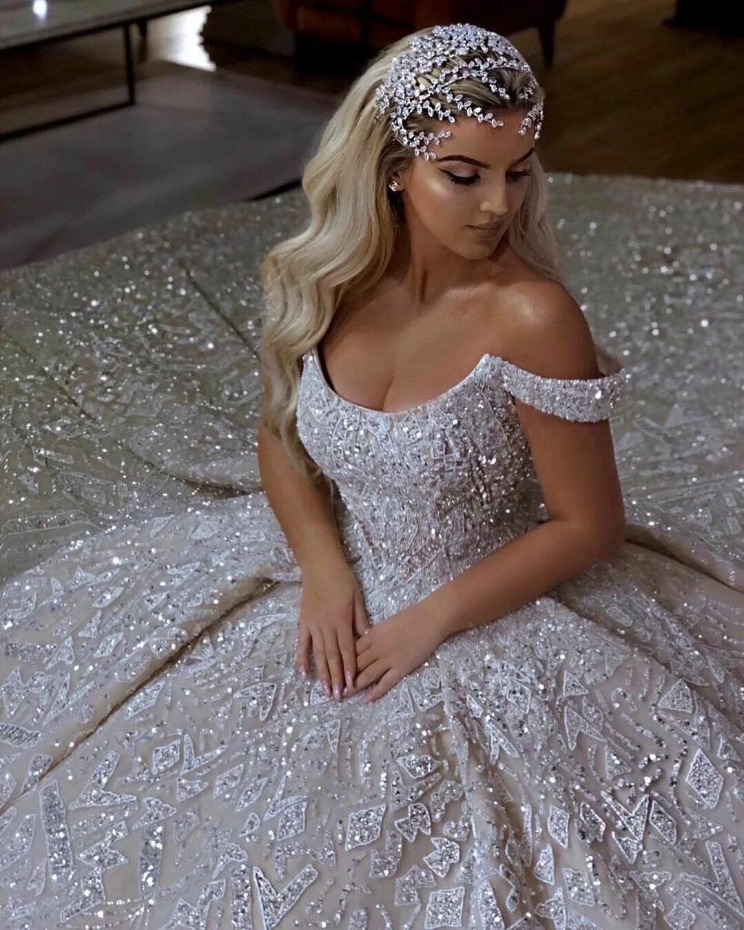 Свадебное платье лезарди. Блестящее свадебное платье. Платье блестит свадебное. Лизарди свадебные платья. Изысканные свадебные платья.