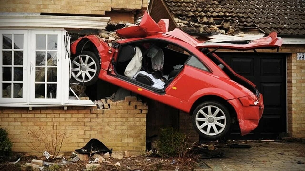 Машина влетела в здание. Машины как они врезаются. Картинки машин которые врезались в лесу. Машины как они врезаются. Машины как они врезаются.