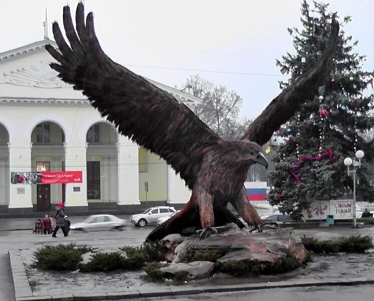 Статуя орла в Орле. Орел Эрьзи Орел скульптура. Скульптура орла Братск. Ферюза Орел статуя. Россия 1 город орел