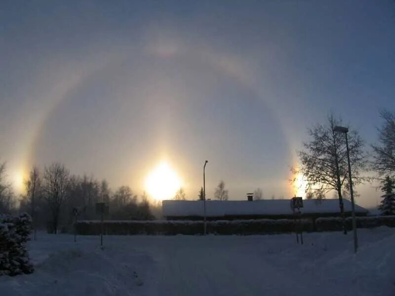 гало радуга вокруг солнца. явление радуги в мороз. гало радуга зимой. небесное явление гало. радуга зимой.