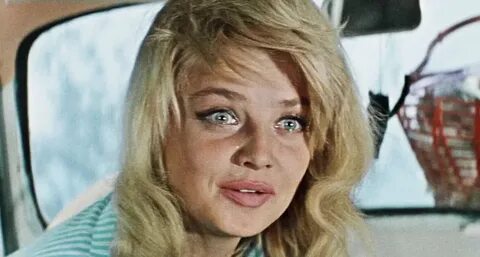 Пирсингпен қызыл шашты порно актриса