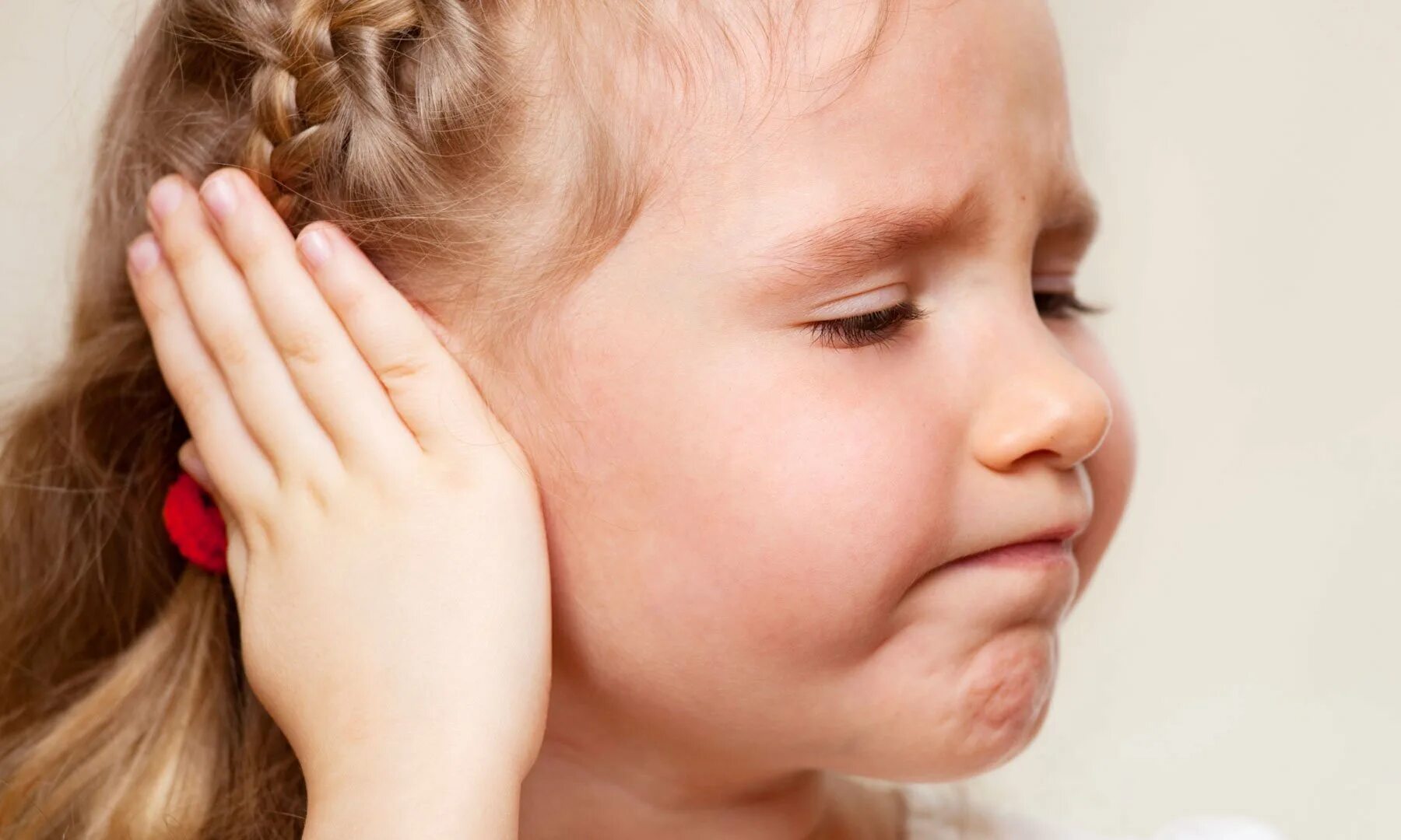 Среднее нарушение слуха. Глухота. Ребенок с больным ухом.