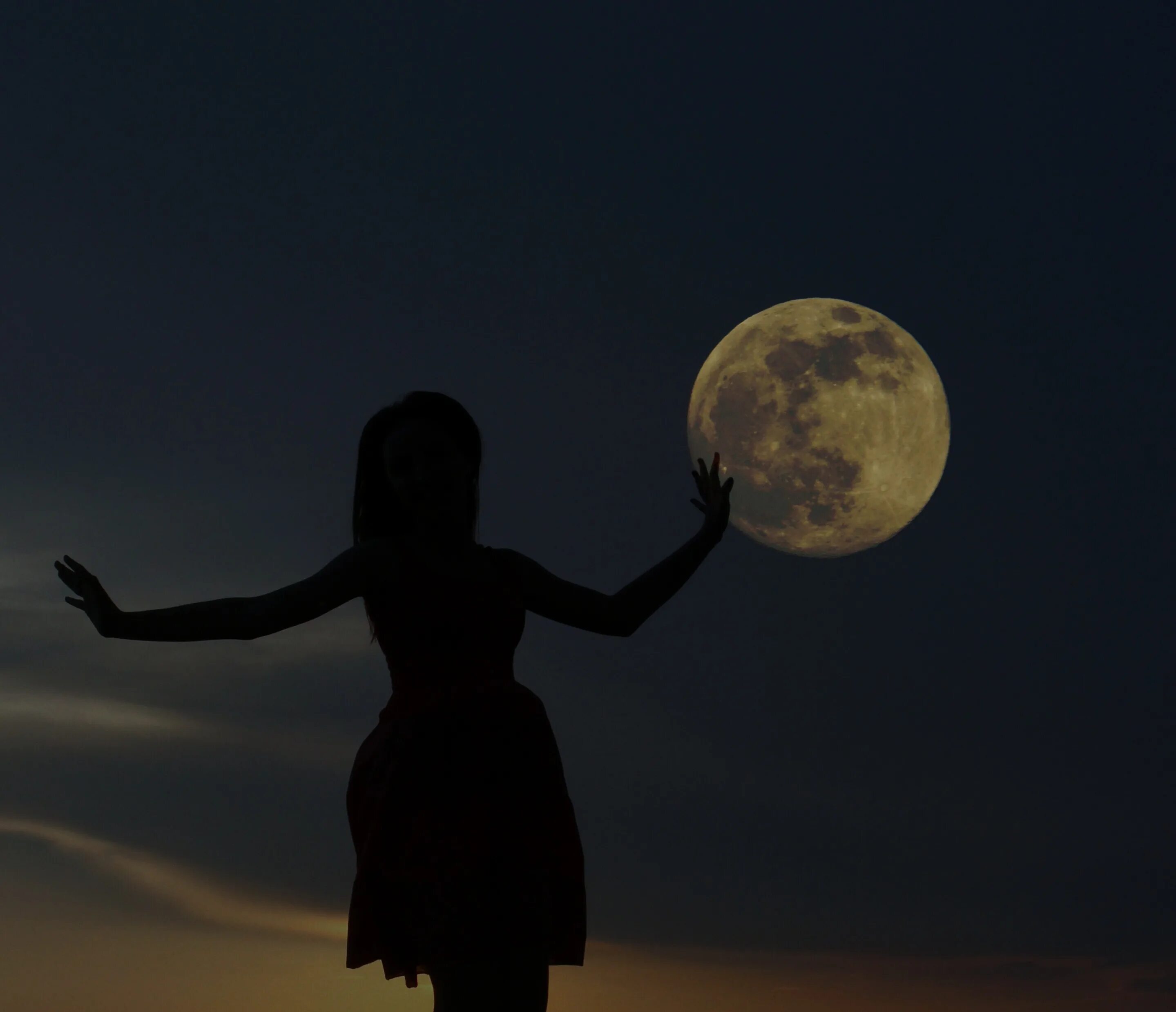 Девушка-Луна. Лунная девушка. Полнолуние. Фотосессия с луной.