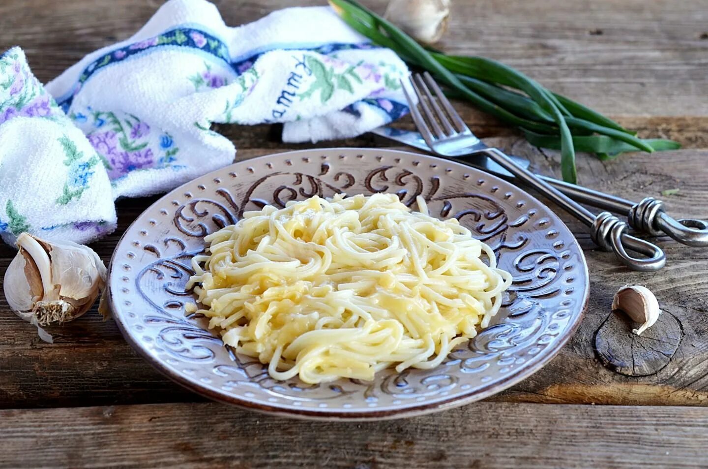 Приготовление лапши с сыром. Спагетти с сыром. Паста с пармезаном. Спагетти отварные с сыром. Вермишель с сыром.