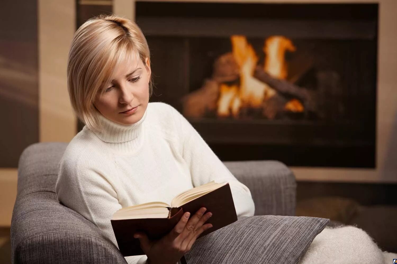 Женщина с книжкой. Женщина читает книгу. Уютная женщина. Лишняя женщина читать