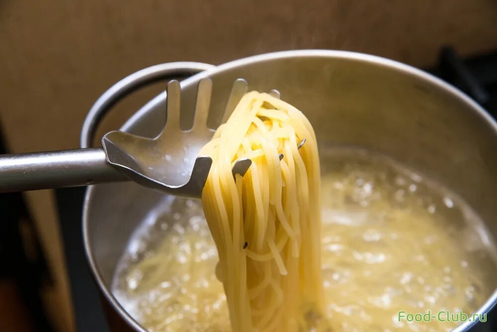 Промывать ли спагетти после варки. Дуршлаг для макарон. Макароны в кипящей воде. Дуршлаг для спагетти. Пошаговое приготовление спагетти.
