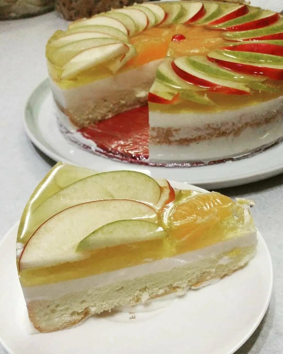 Желейный торт корж. Желейный торт корж. Желейный торт с фруктами. Желейный торт корж. Торт с желе и бисквитом.