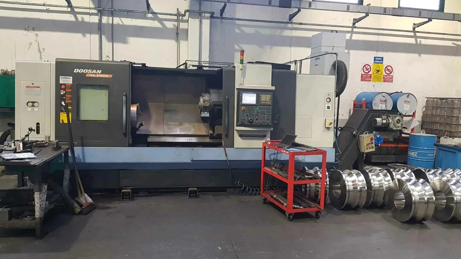 Обрабатывающий центр с чпу fanuc. Doosan puma 3050lm. doosan токарный станок чпу. doosan puma 400, 480 m/lm. doosan puma 2450.