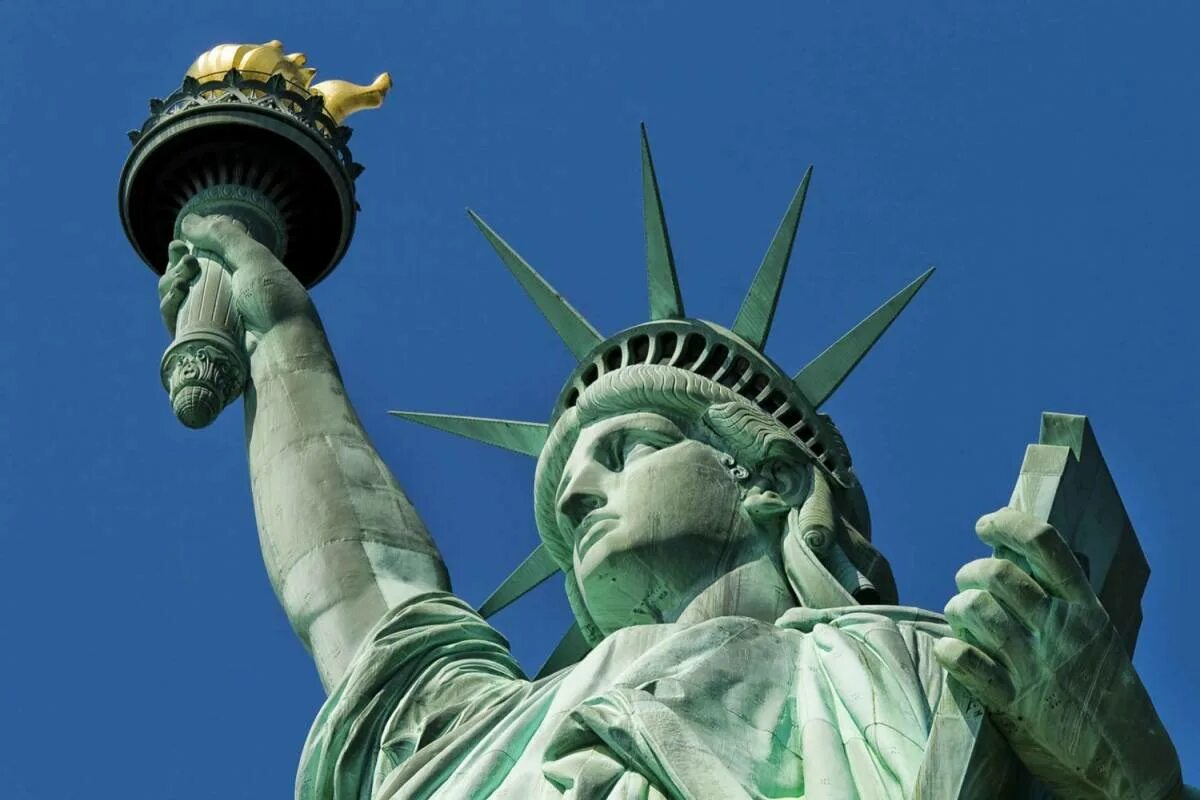 Статуя свободы метр. Статуя свободы (Statue of Liberty).. США Нью-Йорк статуя свободы. НЬЮЙОРК статцуя свободы. Остров Эллис и статуя свободы.