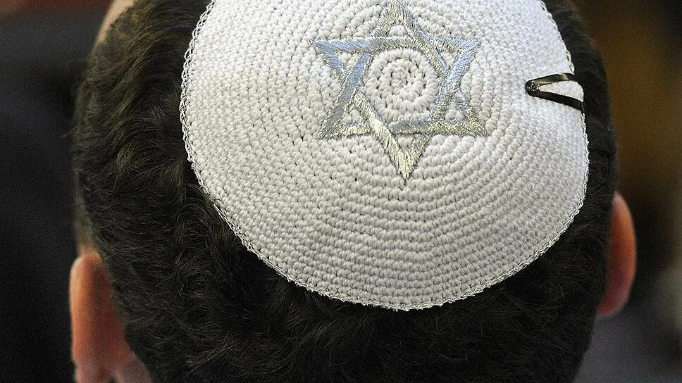 Еврейская шапочка ермолка. Ермолка еврейский головной убор. Еврей в ермолке. Кипа головной убор евреев.