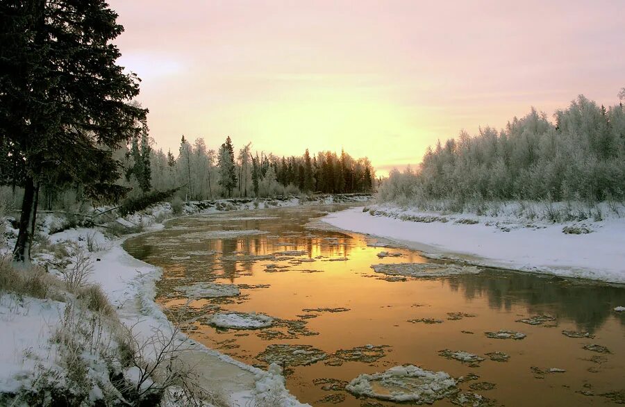 Оттепели все чаще но пока ночи морозны. Зима река. Река зимой. Утро ранней весны. Зимнее утро.