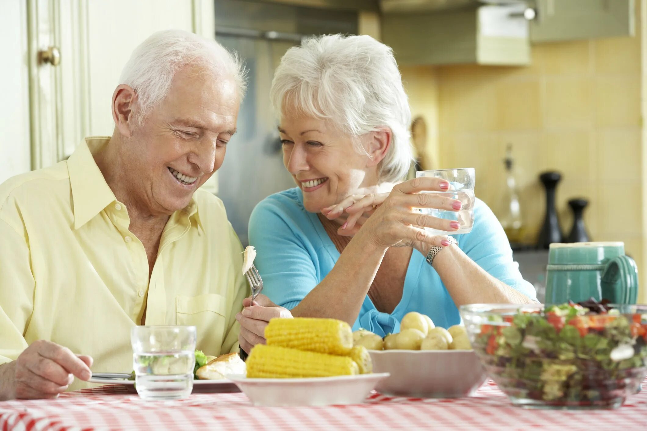 Питание мужчины после 50 лет. Пожилые люди. Здоровое питание для пожилых. Правильное питание для пожилых. Рациональное питание в пожилом возрасте.