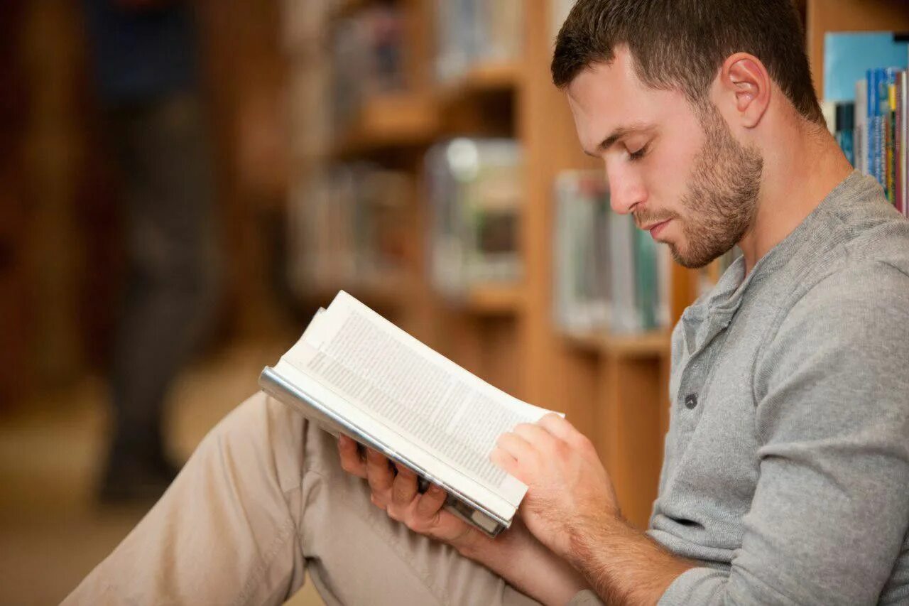 Переосмысление книг. Парень с книгой. Человек с книжкой. Парень читает книгу. Парень с книжкой.