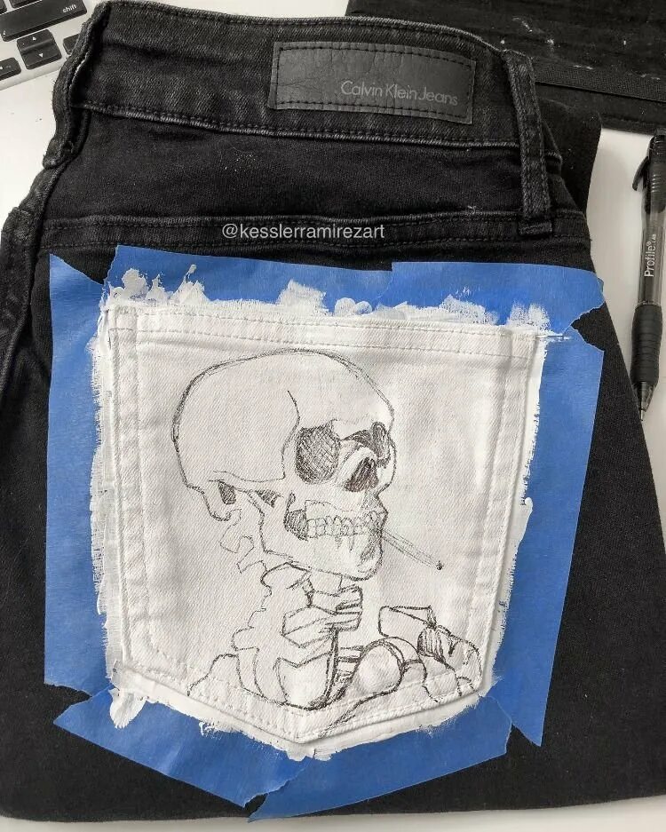Карман джинсов рисунок. Разрисованные карманы джинс. Роспись на кармане джинс. Рисование на карманах джинс. Раскрашенные джинсы.