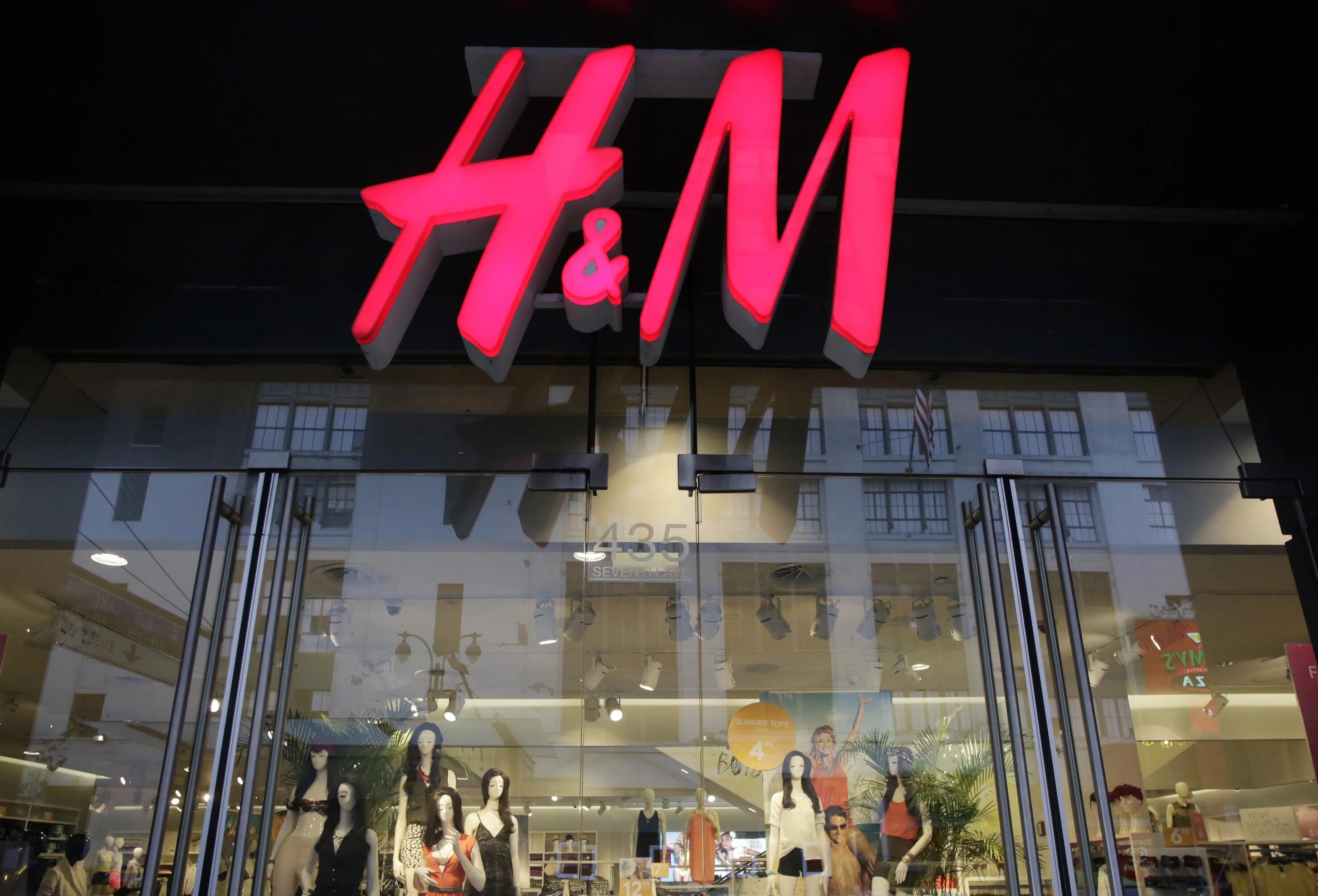 Магазин эйч энд эм. Магазин н m. Одежда фирмы h&m. H M фото магазина.