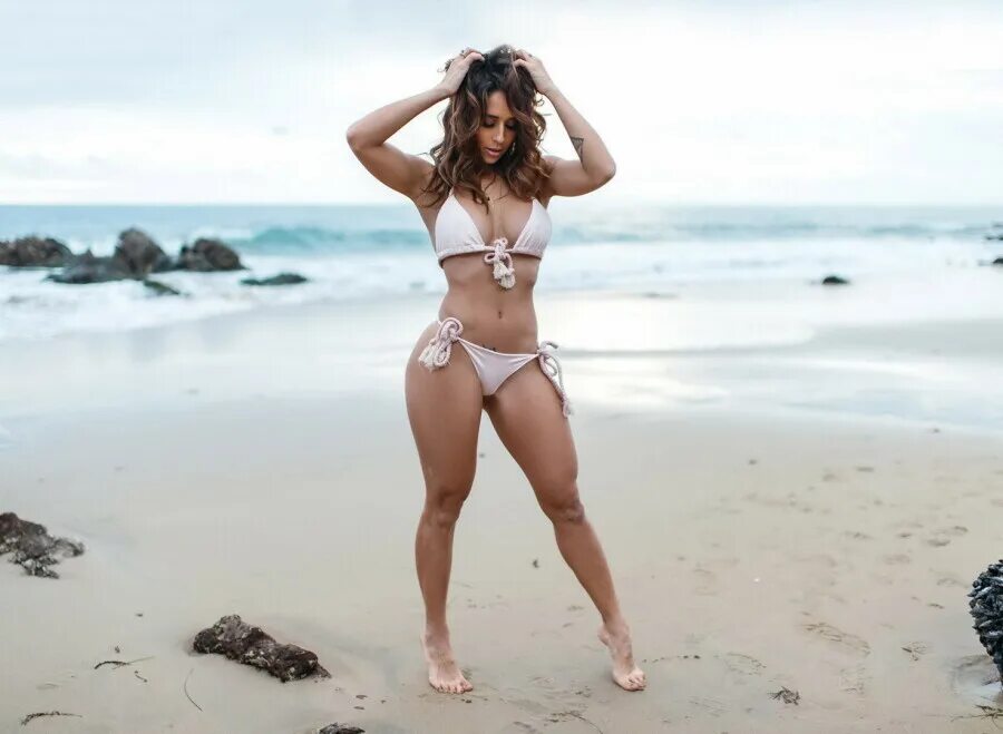 Девушка с бедрами 100. Пышные бедра. Дениз бидо модель. Модель деми роуз. Фиорелла кастанеда.