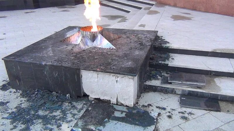 Осквернили вечный огонь. Памятник вечный огонь. Осквернили вечный огонь. Вечный огонь ржев тверская область. Осквернения мемориала "вечный огонь" в анапе.
