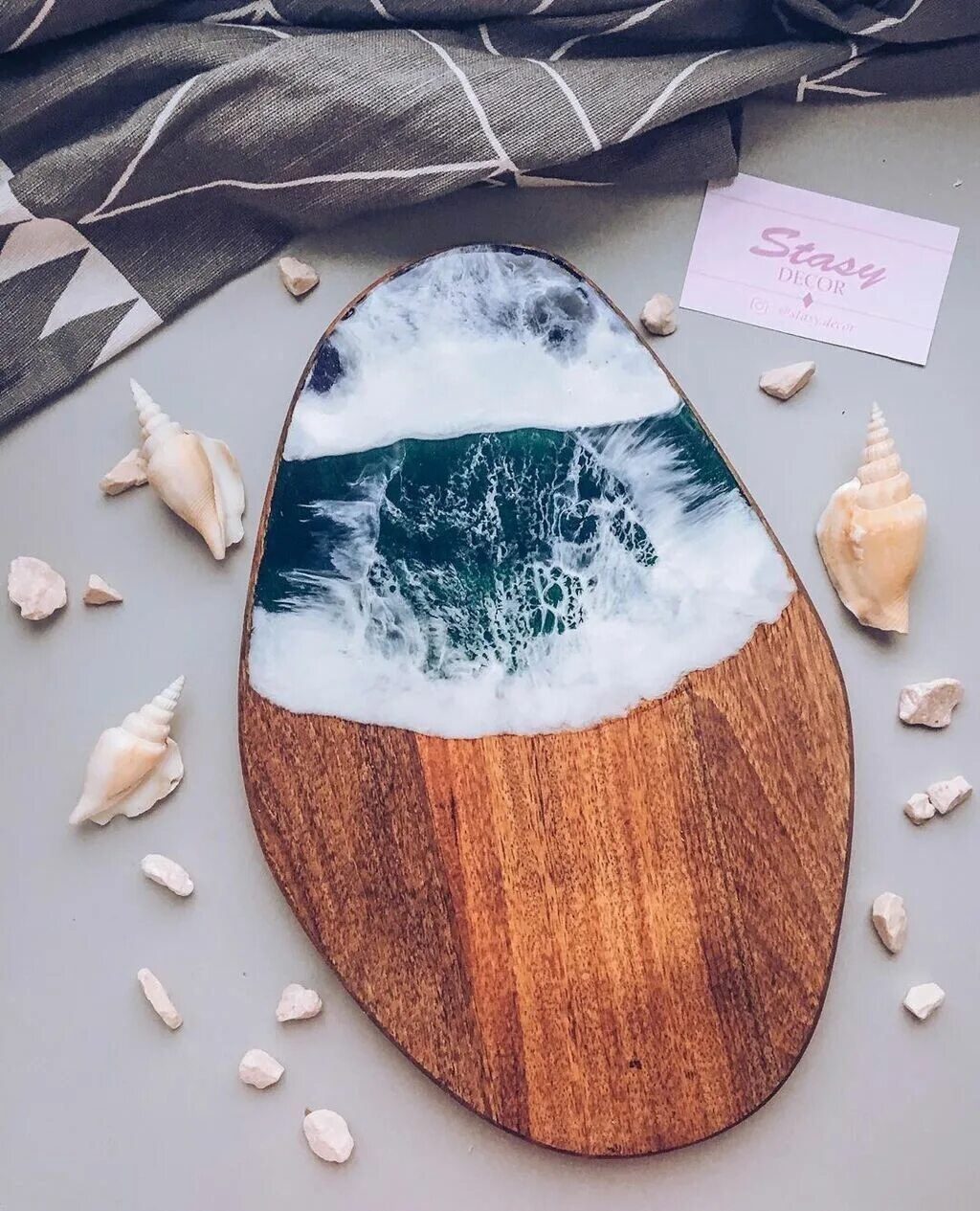 Разделочная доска из эпоксидной смолы. Сервировочная доска из эпоксидной смолы. Разделочная доска из эпоксидной смолы. Креативные разделочные доски. Разделочная доска с эпоксидной смолой.