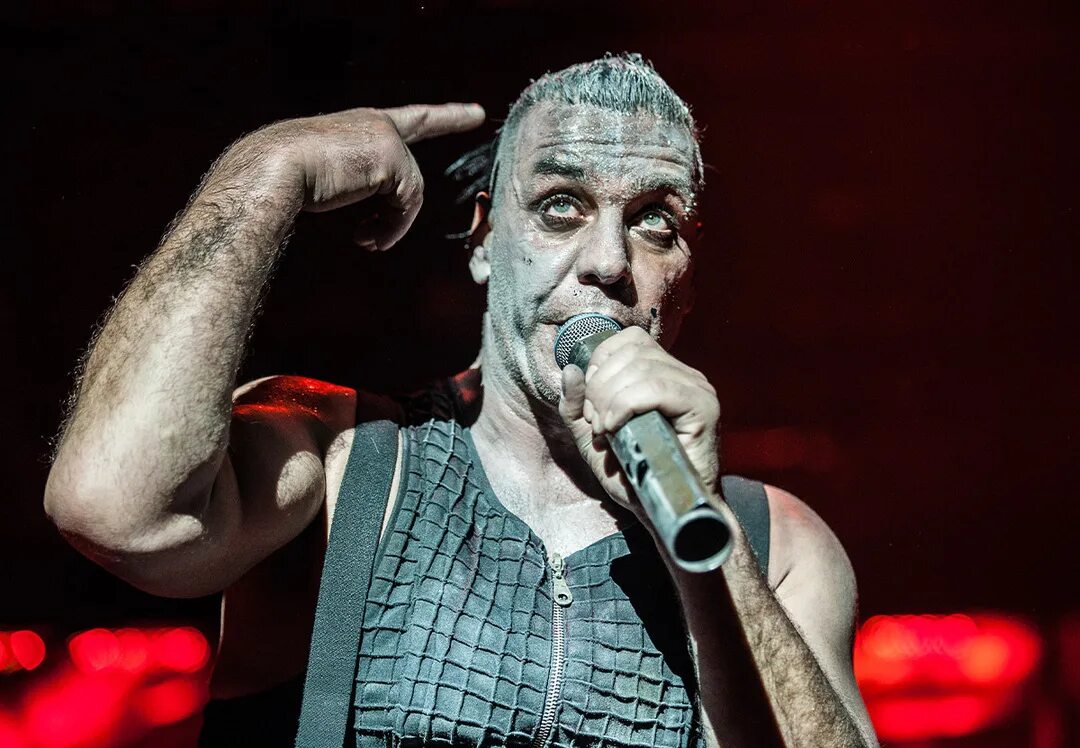 Солист rammstein. Солист рамштайн. рамштайн тилль линдеманн. тиль солист рамштайн. рамштайн солист 2025.