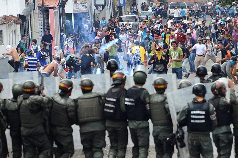 Кризис в венесуэле. Венесуэла революция 2019. митинги в венесуэле 2019. каракас венесуэла преступность.