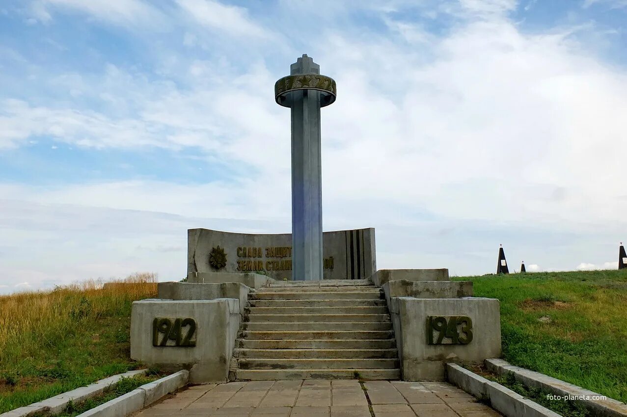 Волгоградская обл г суровикино. Мемориал Калинова гора Суровикино. Калиновская гора Суровикино. Поклонная гора Суровикино. Мемориал на Поклонной горе в Суровикино