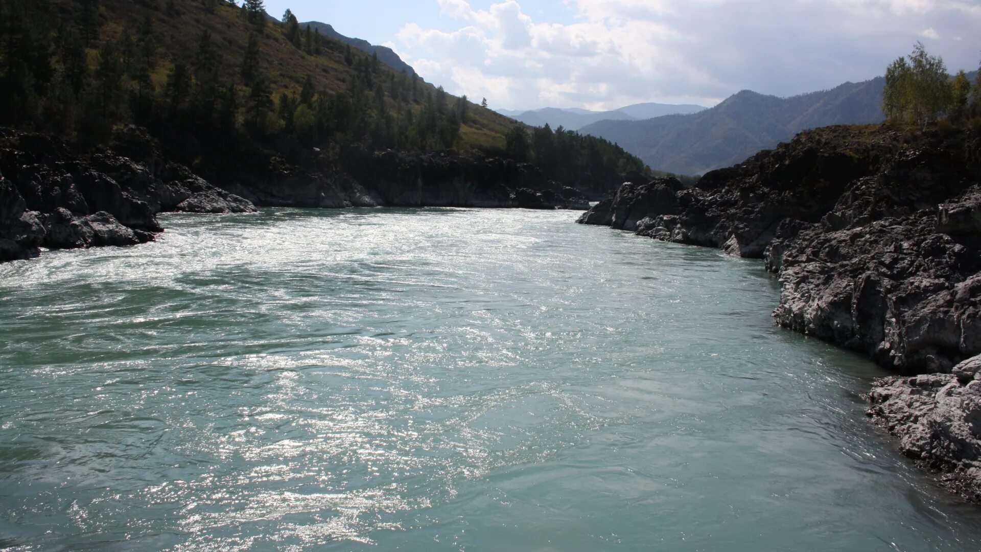 Вода в чемале. Вода в чемале. Рафтинг алтай катунь. Река куба чемал. Каменные ванны катуни.