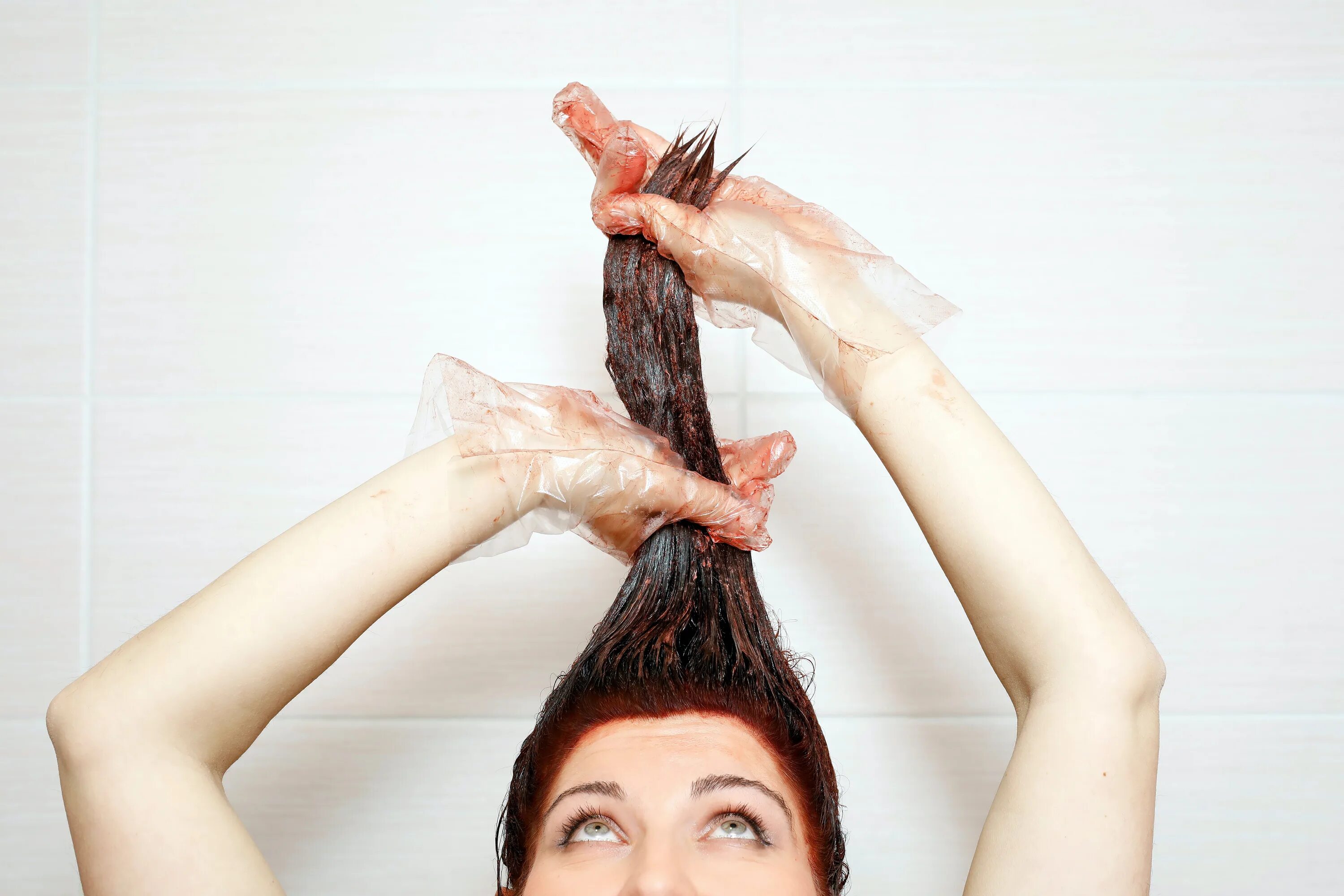 Сильные волосы в домашних условиях. Красят волосы процесс. Покрасить волосы в домашних условиях. Окрашивание волос в домашних условиях.
