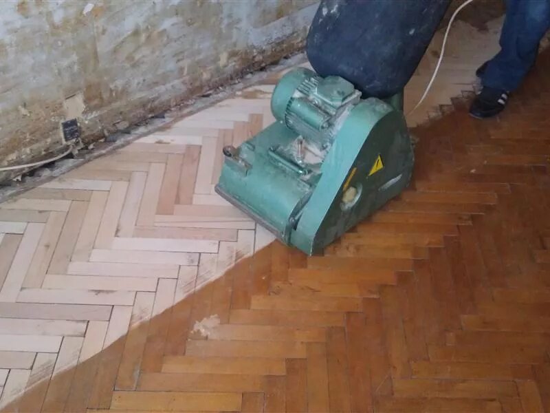 Циклевочная машина для деревянного. Паркет пол циклевания. Циклевка шпунтованной доски. Циклевать пол инструмент. Циклевание.
