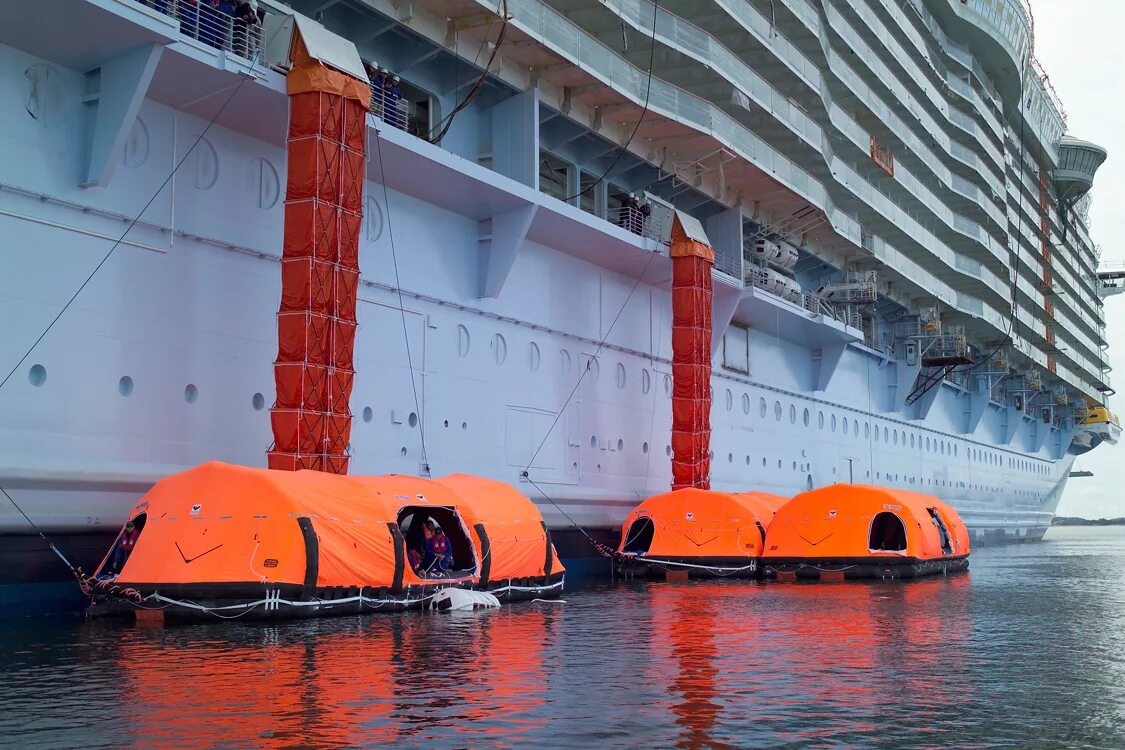 Шлюпки и плоты. Надувные спасательные плоты. Морской судовой кран m1500. Псм 10 спасательный плот. Спасательный плот псн-10.