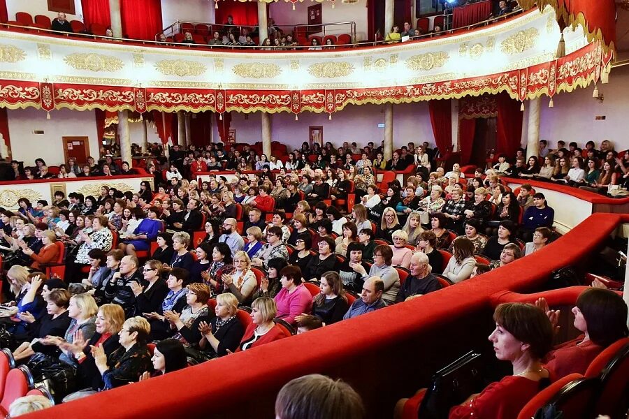 Сайт филармонии пономаренко. Амфитеатр в Краснодарской филармонии. Филармония Пономаренко зал. Филармония им Пономаренко Краснодар. Зал Пономаренко Краснодар.