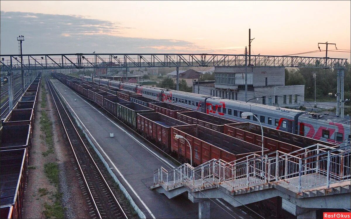 поезда уходят в дальние края. железная дорога. прощай со всех вокзалов поезда. железнодорожные пути. уходящий поезд.