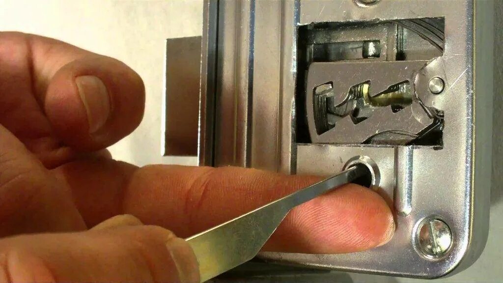 Заклинило язычок замка двери. Сувальдный замок подклинивает. заклинило замок входной двери. вскрытие внутреннего замка. дверной замок внутри.