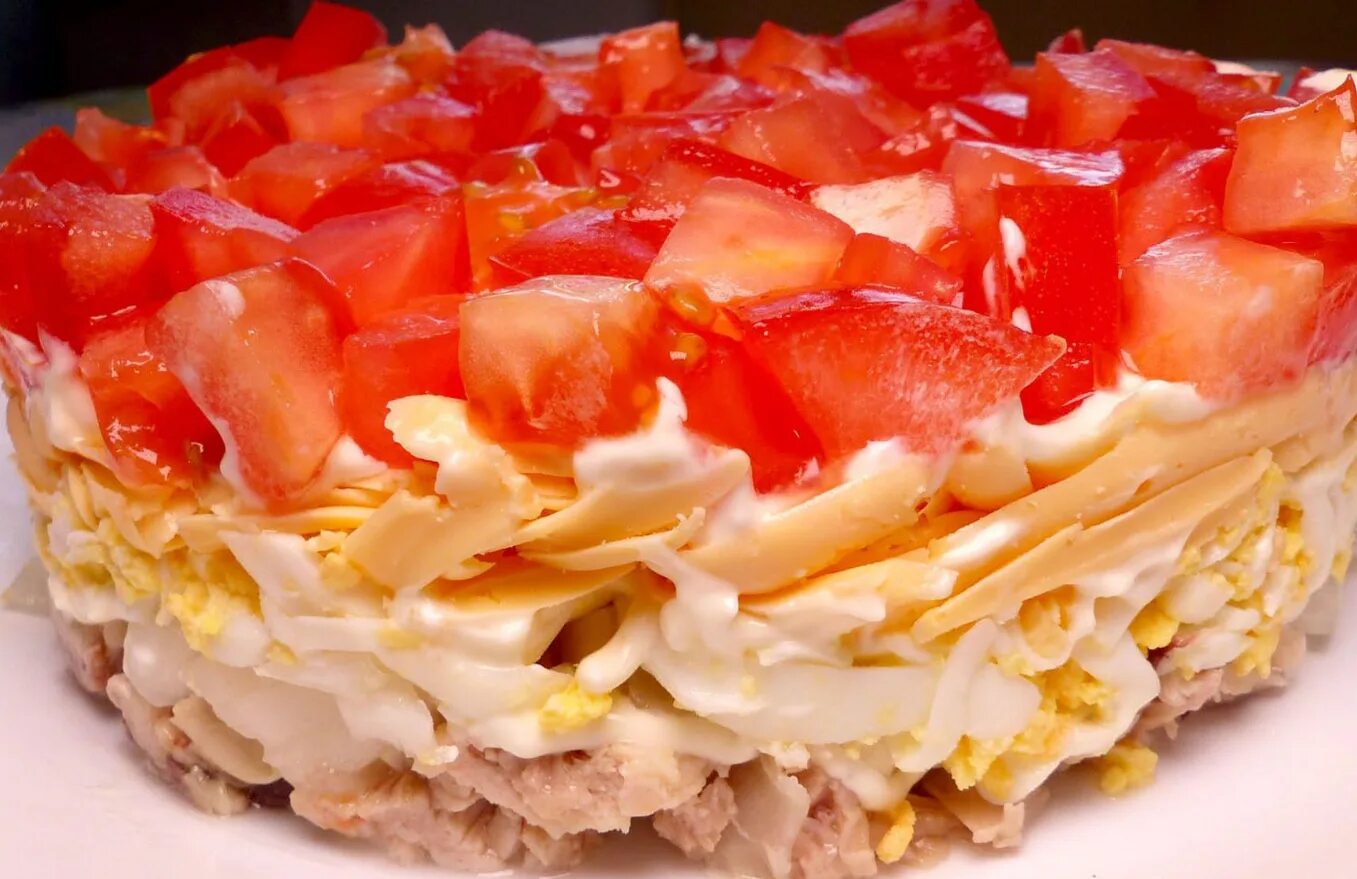Куриное филе яйцо сыр помидор. Салат с копченой курицей и помидорами и сыром. салат с копченой курицей и помидорами. салат курица помидоры сыр. слоеный салат из курицы.