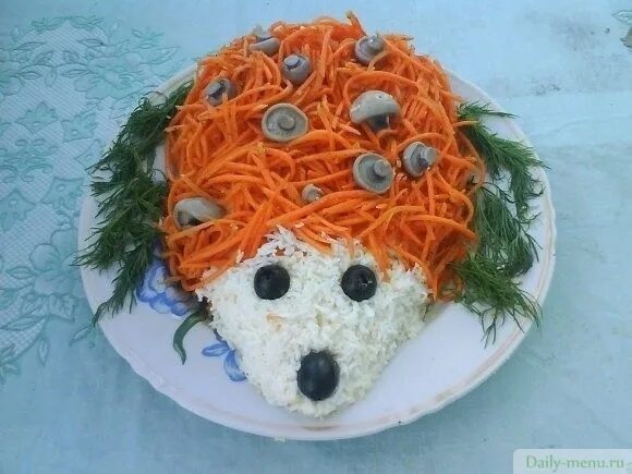 Салат ежик с корейской морковкой и курицей. Салат ёжик с корейской морковкой. салат ежик с корейской морковью. украшение салата ежик. салат ёжик с корейской.