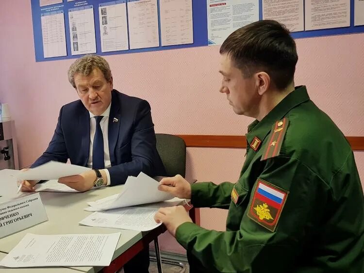 Вручение повесток призывникам. Вручение повесток призывникам