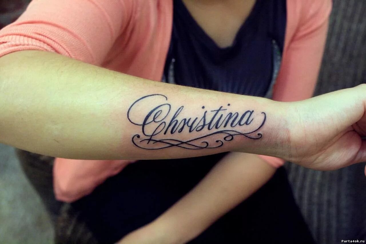 тату с именем. тату имена детей на руке для девушек. тату имя на руке для девушек. маленькие тату с именем ребенка. татуировки с именами детей на руке.
