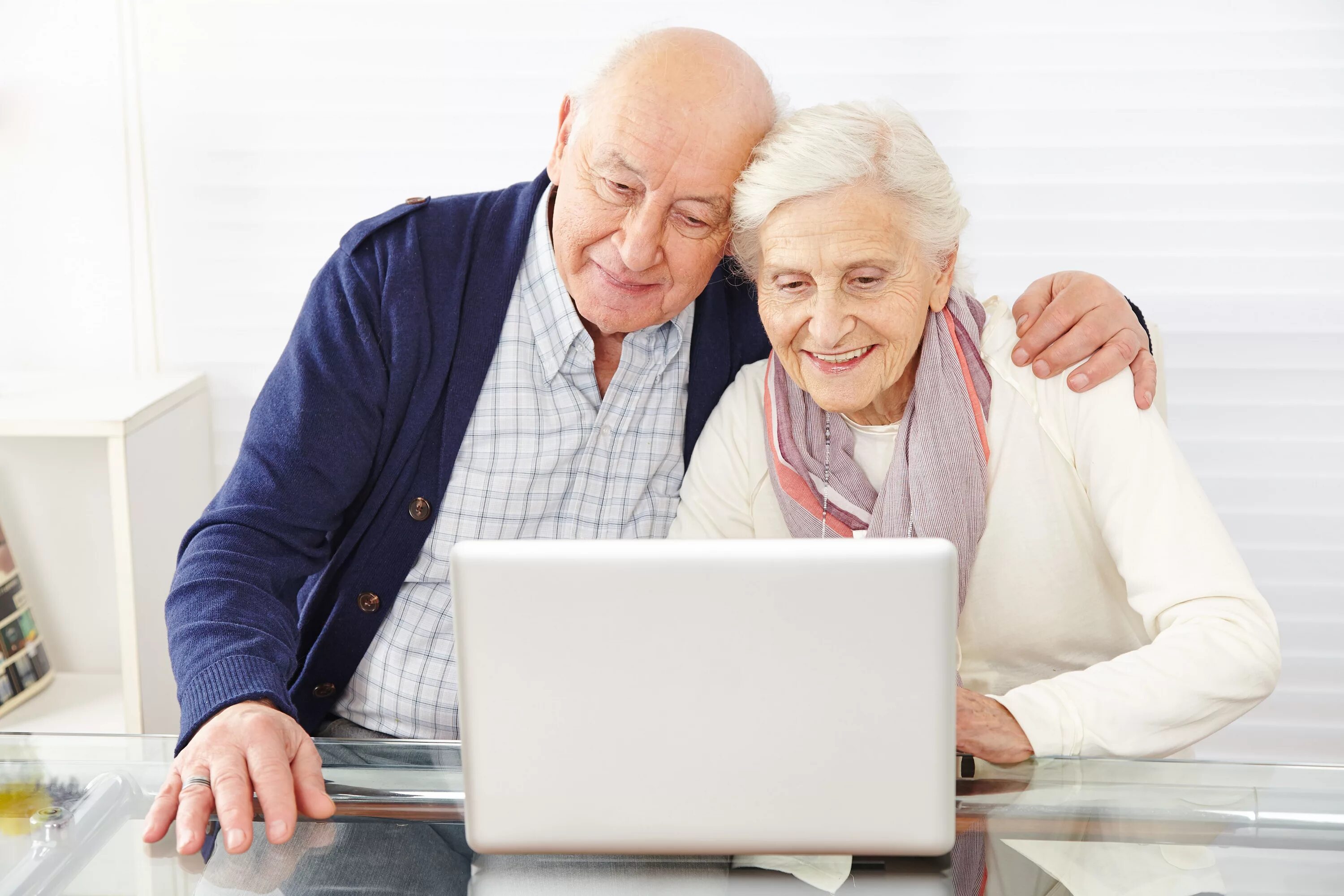 Рабочий день для пенсионеров. Пожилые люди и компьютер. Старики в интернете. Счастливые пенсионеры. Бабушка и компьютер.