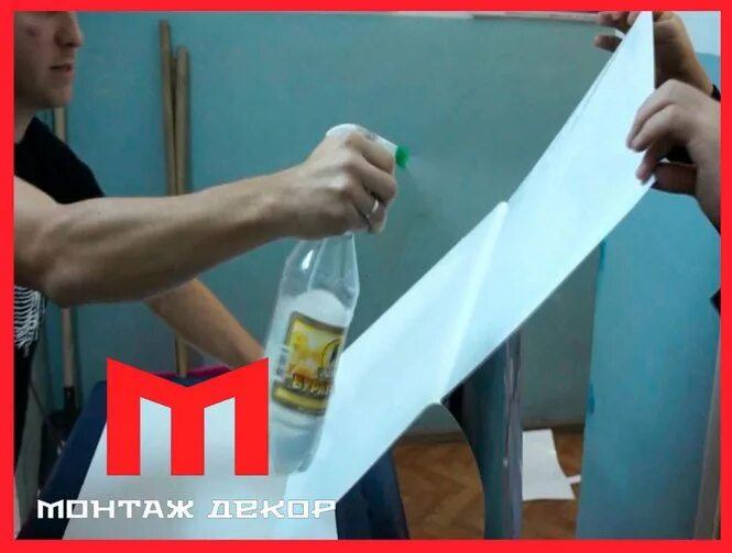 Оклейка углов самоклеющейся пленкой. Самоклеющаяся обои для стен. Клеящая пленка для мебели. Пленка на шкаф самоклеящаяся. Плёнка для оклеивания мебели.