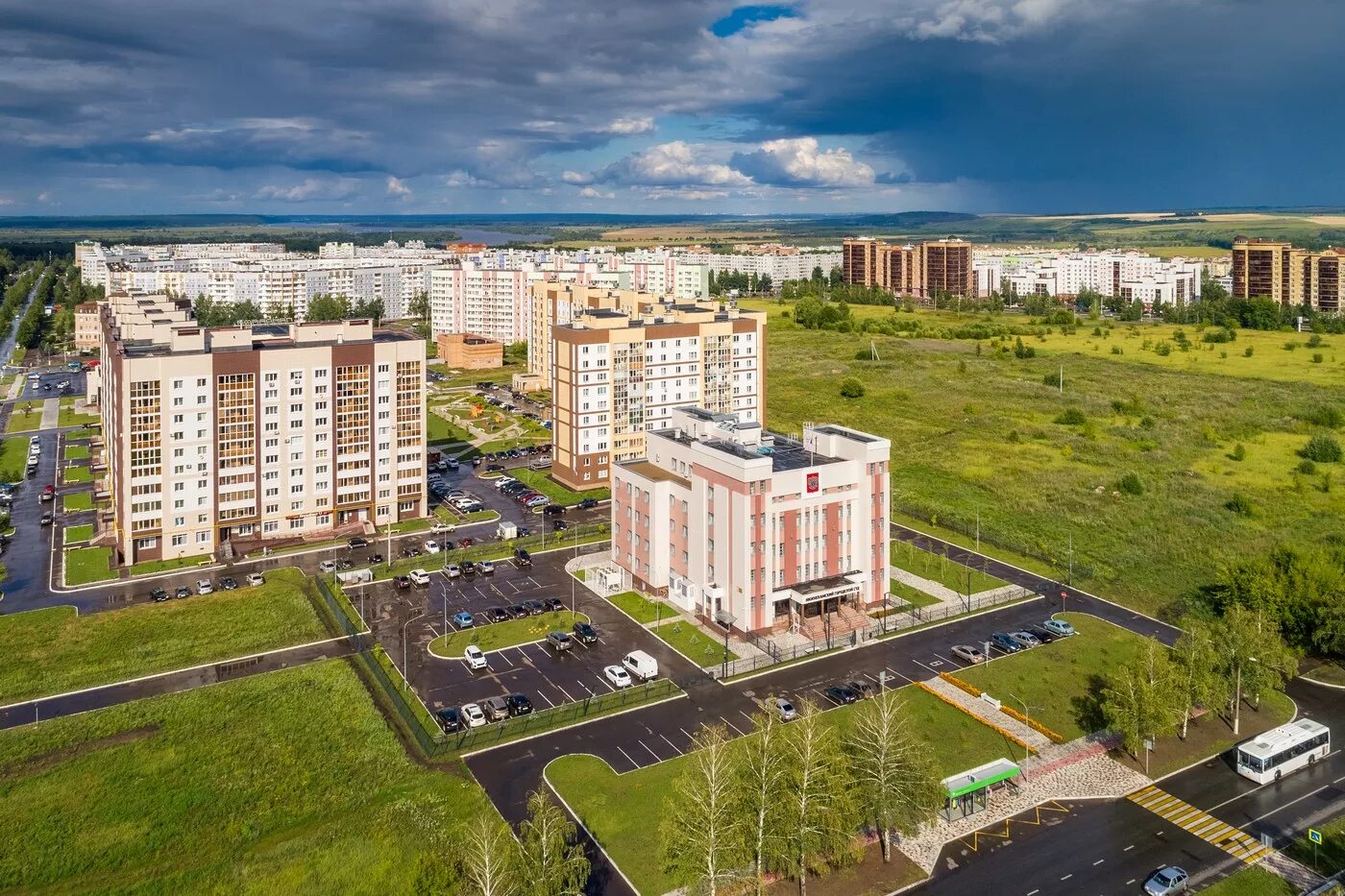 Нижнекамск татарстан новости сегодня. Нижнекамск центр города. Сквер Шинников Нижнекамск. Парк Шинников Нижнекамск. Нижнекамск города Татарстана.