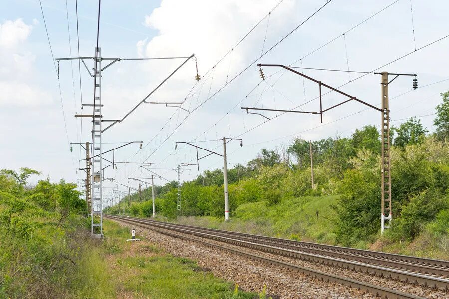 Пролет контактной сети. Несущие тросы контактной сети. Пролет контактной сети. Схема устройства контактной сети. Пролет контактной сети.