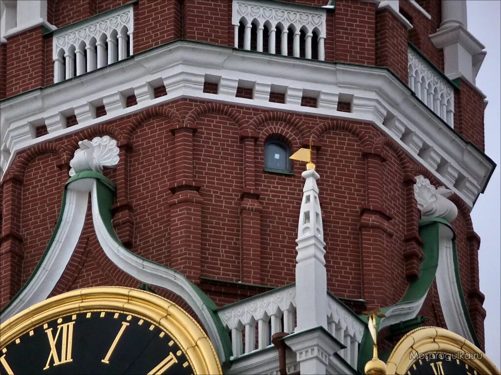 Спасская башня московского кремля. Спасская башня и василий блаженный. Спасская башня кремля высота. Москва. Павлин спасская башня.