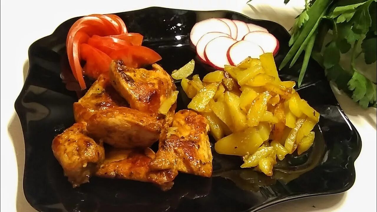Жаркое курица с картошкой на сковороде. Жареное куриное филе. Курица с гарниром на сковороде. Жареное куриное филе на сковороде. Куриное филе с жареной картошкой.