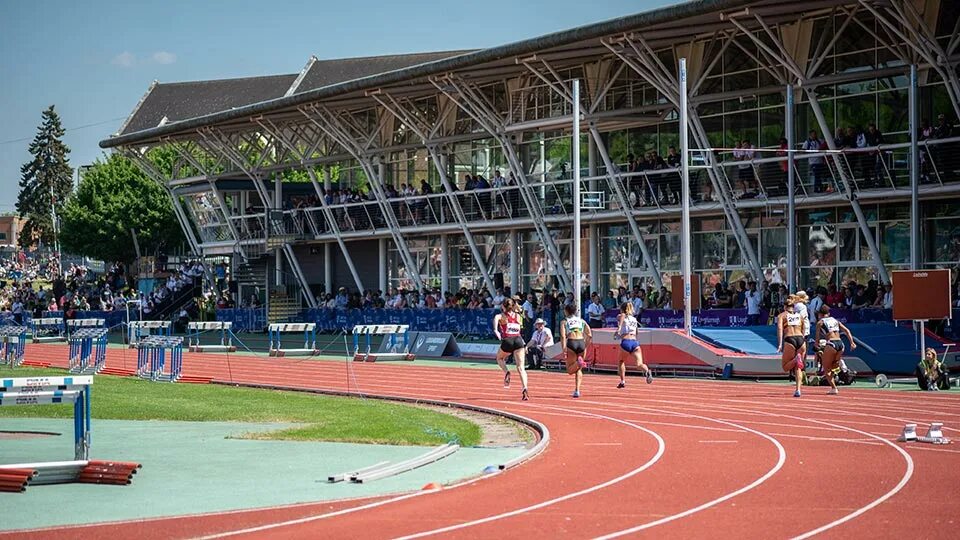 Sports facilities at school. Ланкастерский университет Sports Centre. Картинки Sports facilities. School Sport facilities. Sport facilities at School.