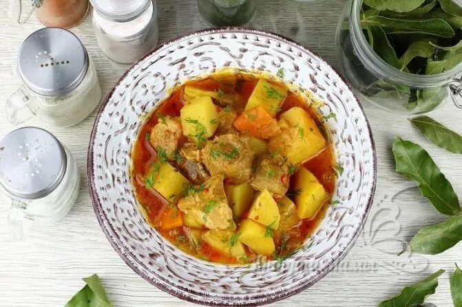 Картошка в мультиварке без мяса. Тушёная картошка со свининой в мультиварке. картошка тушеная с аджикой. калорийность тушеного картофеля со свининой.