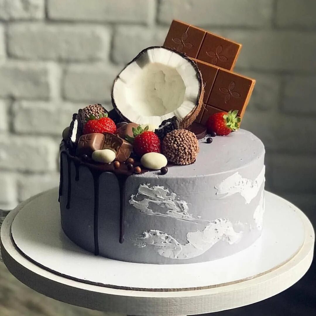 День кокосового торта. Украшение торта сладостями. Необычный декор торта. Необычное украшение торта. Торт с шоколадным декором.