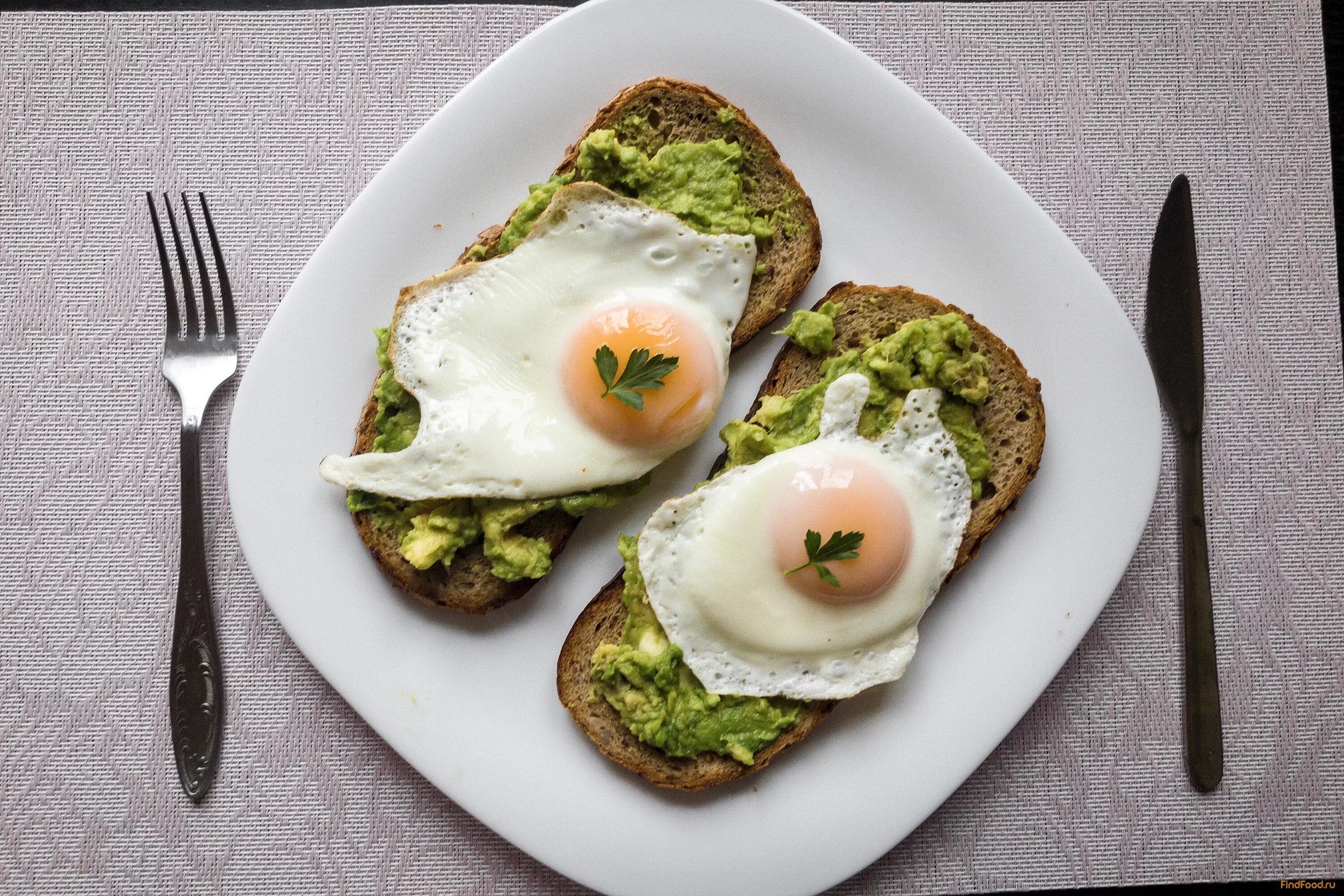 гуакамоле с рукколой. бутер с авокадо. хлебец с авокадо и помидором. глазунья с авокадо. хлебцы с сыром и авокадо.